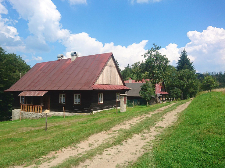 Osada Bielovci na hrebeni Javorníkov. Takýchto osád s peknými drevenicami je po trase neúrekom