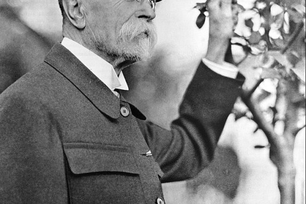 Prezident T. G. Masaryk pri strome slobody (archív Nadácie Partnerství)