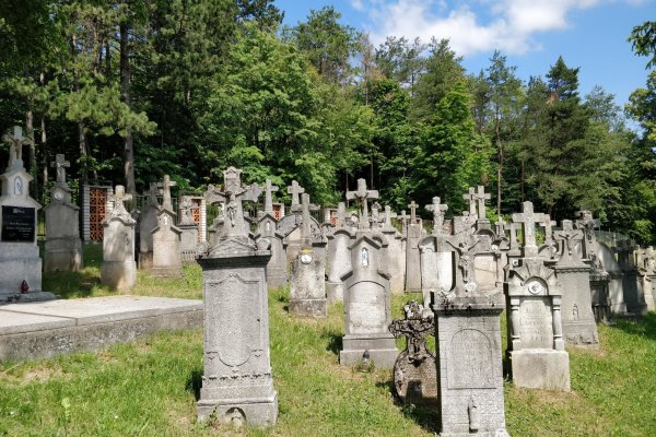 Staré hroby na cintoríne v obci