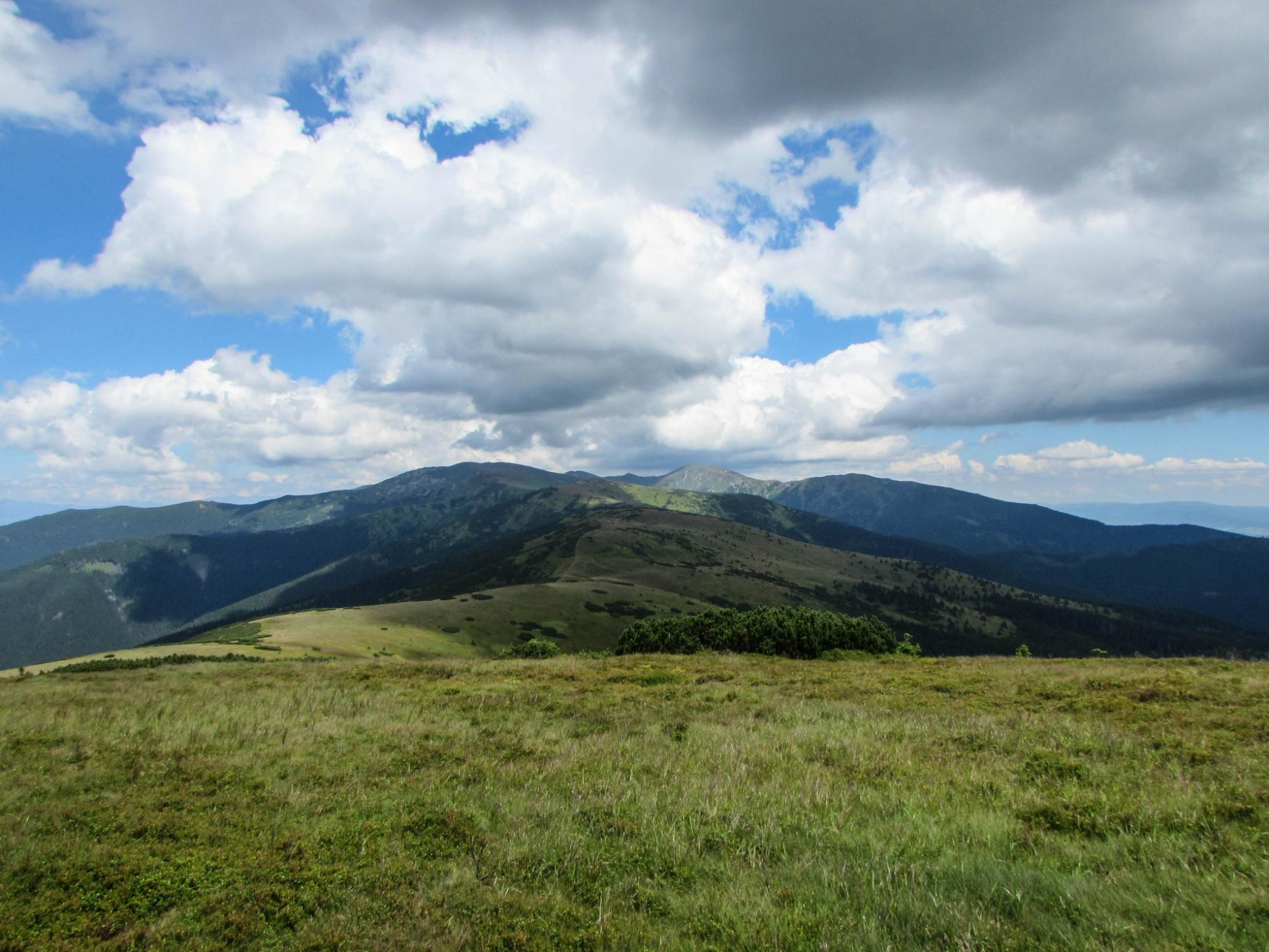 Pohľad od vrchu Veľká Chochuľa (1753 m), v pozadí Kotliská (1937 m) a Chabenec (1955 m)