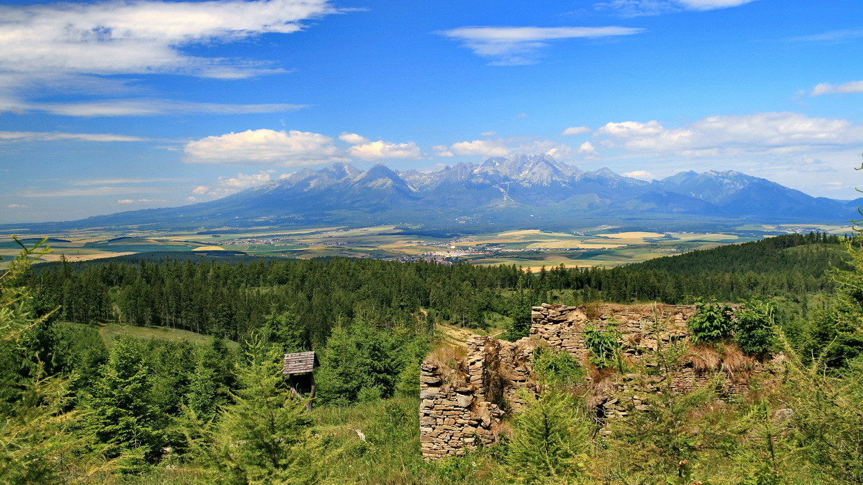 Ruiny chaty Sklenár a Tatry z Krížového vrchu