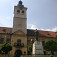 Banské múzeum (stará radnica) a socha modliaceho sa baníka na Baníckom námestí v Gelnici