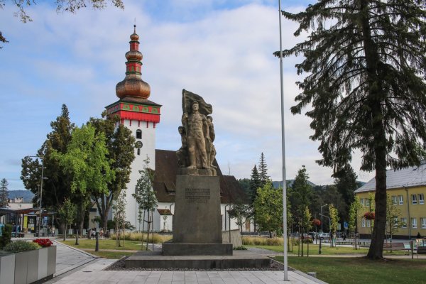 Pamätník v meste Handlová a Kostol sv. Kataríny