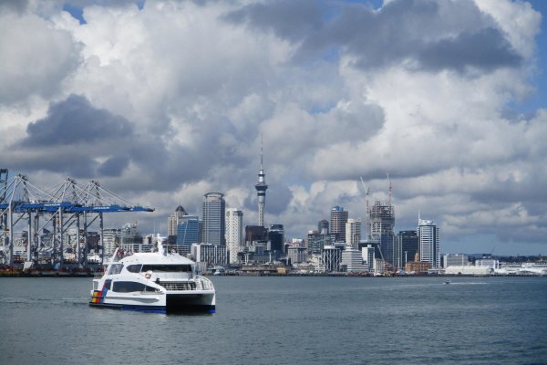 Auckland s prístavom z trajektu