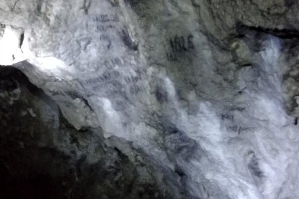 Staré nápisy v jaskyni