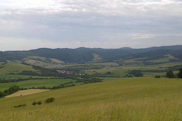 Spätný pohľad na severné hradby Čergova