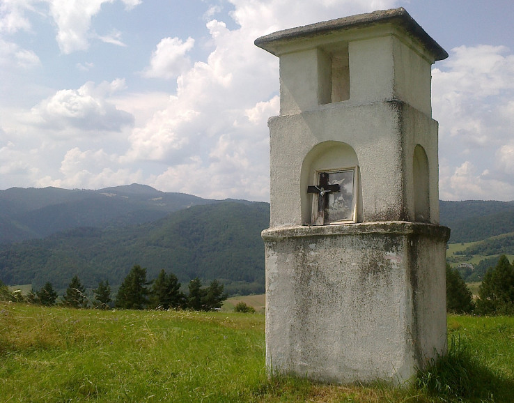 Kaplnka v sedle medzi Lipovcami a Štefanovcami