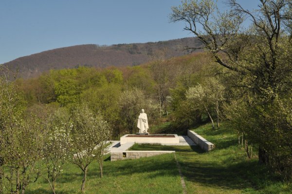 Pamätník v osade Grúň