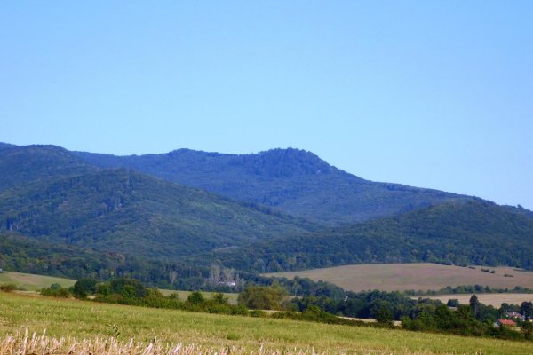 Ivanov vrch z lúk medzi Zámutovom a Rudlovom