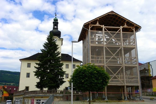 Historické centrum Novej Bane - obnova Svätotrojičného súsošia (2015) (autor foto: Tomáš Trstenský)
