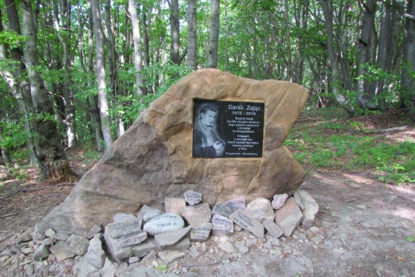 Prvý z pamätníkov na Magure Wątkowska