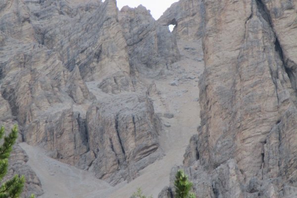 Na hrebeni Tofany di Mezzo vidno veľké skalné okno