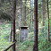Drevená latrína v lese nad chatou