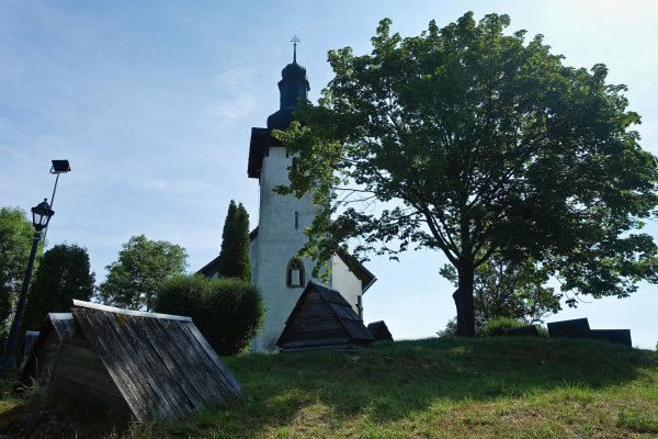 Gotický kostol Sv. Martina v Martinčeku aj s daškami