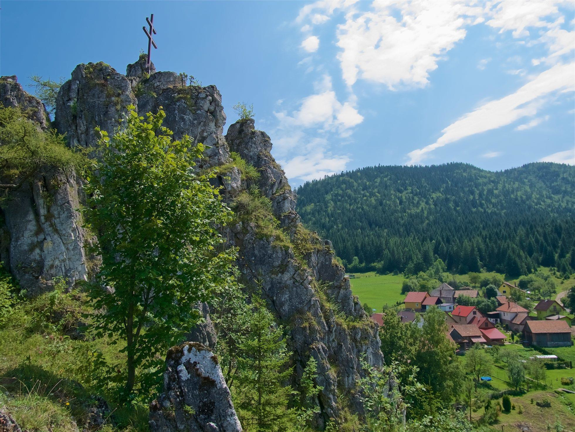 Dolomitovo-vápencová skala v strede dediny
