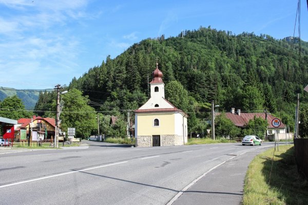 Kaplnka sv. Anny na Starých Horách, kde je zastávka diaľkových autobusov