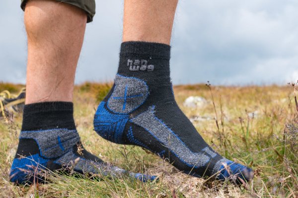 Strakatý dizajn ako sa pri outdoorových ponožkách zvykne používať