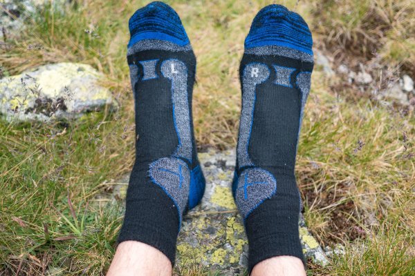 Tvar ponožiek je asymetrický – preto majú označenie (L/R), na ktorú nohu patrí ktorá ponožka
