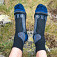 Tvar ponožiek je asymetrický – preto majú označenie (L/R), na ktorú nohu patrí ktorá ponožka
