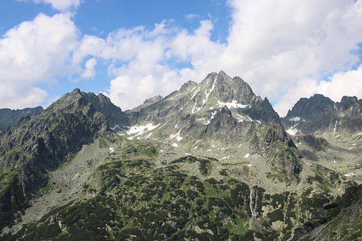Pohľad na Vysokú (2547 m) zo sedla pod Ostrvou