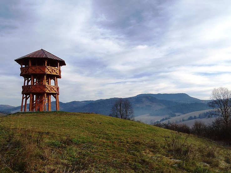 Veža na Pustom vrchu s Klenovským Veprom v pozadí