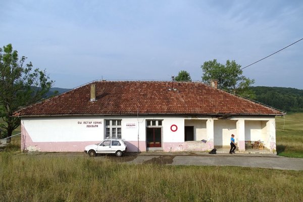 Turistická chata Manjača na rovnomennej planine pri osade Lokvari slúžila pôvodne ako škola (autor foto: Tomáš Trstenský)
