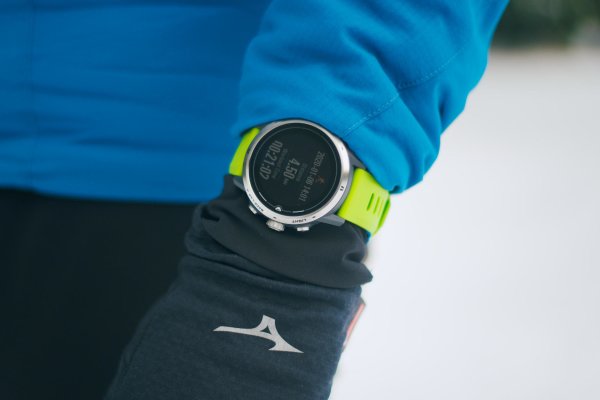 COROS Apex Pro sú prémiové, multišportové GPS hodinky s vynikajúcou výdržou batérie až 40 hodín v sekundovom GPS zázname. Použité sú iba kvalitné materiály – luneta z titánu a sklo displeja zo zafíru.