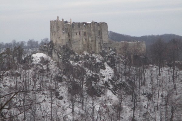 Ďalší pohľad na hrad Uhrovec