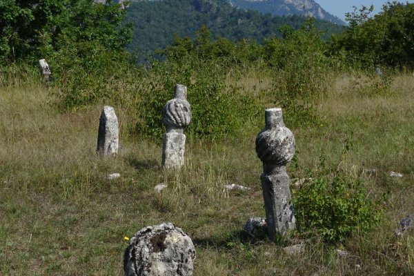 Starý moslimský cintorín nad osadou Kašići (autor foto: Tomáš Trstenský)
