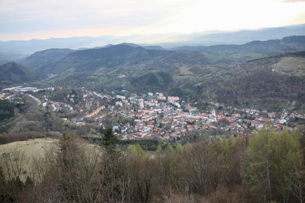 Pohľad na mesto Kremnica z rozhľadne na Krahuľskom vrchu