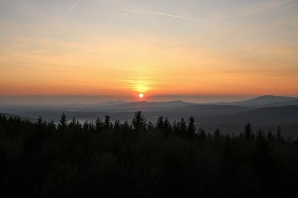 Západ slnka nad pohorím Tribeč z rozhľadne Drieňová