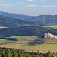 Bližší pohľad na Spišský hrad, vzadu vľavo Sivec (Šivec)