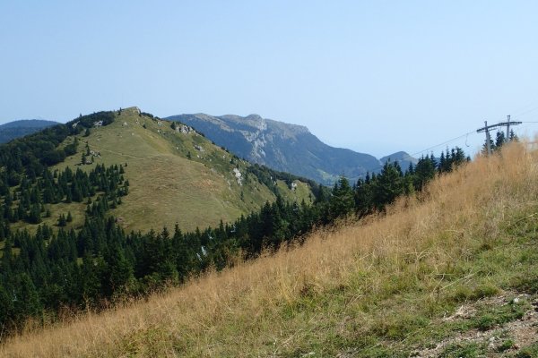 Pohľad na vrch Dravh zo zjazdovky Soriškej planiny