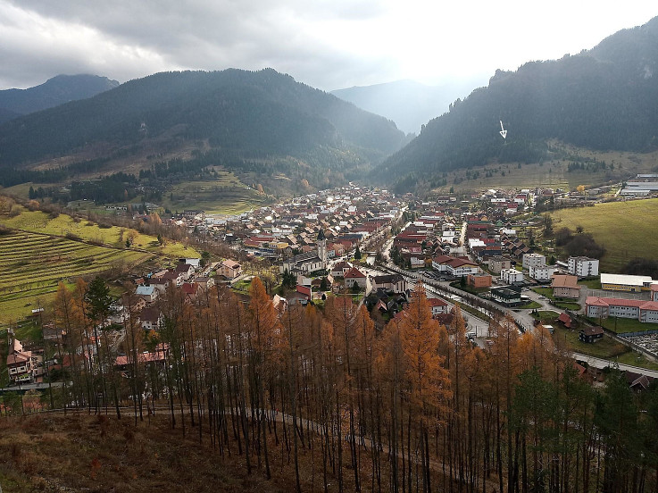 Výhľad z rozhľadne - Terchová, šípka označuje vrch Oravcové
