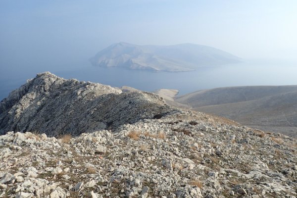 Z vrchu Bag sa otvára pekný výhľad na ostrov Prvić