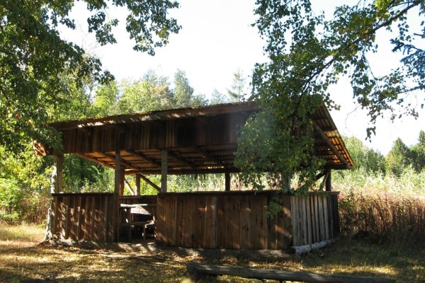 Veľký drevený prístrešok oproti chate