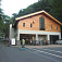 Informačné centrum a čakáreň Hirogawara (Alpen Plaza), (autor foto: Gary Joe Wolff)