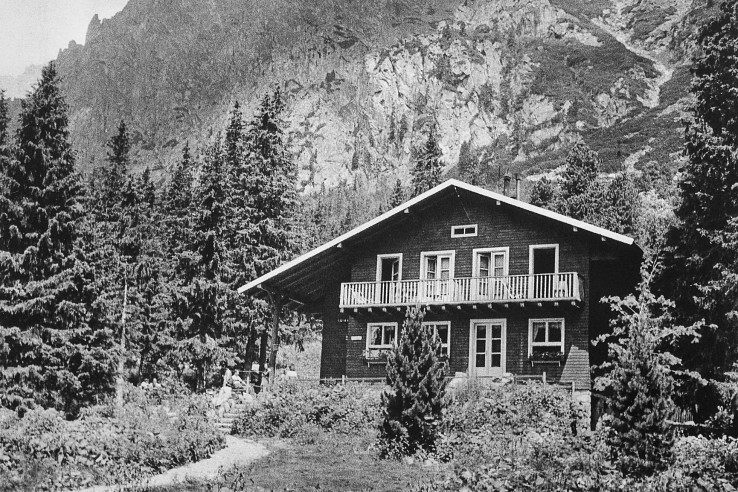 Zamkovského chata (foto: K. Celba), reprofoto z knihy Vysoké Tatry (1951 Slovtur Publishers LTD.)