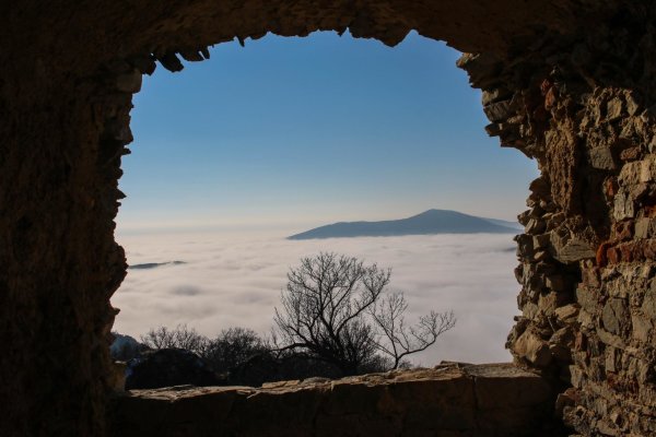 Pohľad z hradnej veže na vrch Žibrica