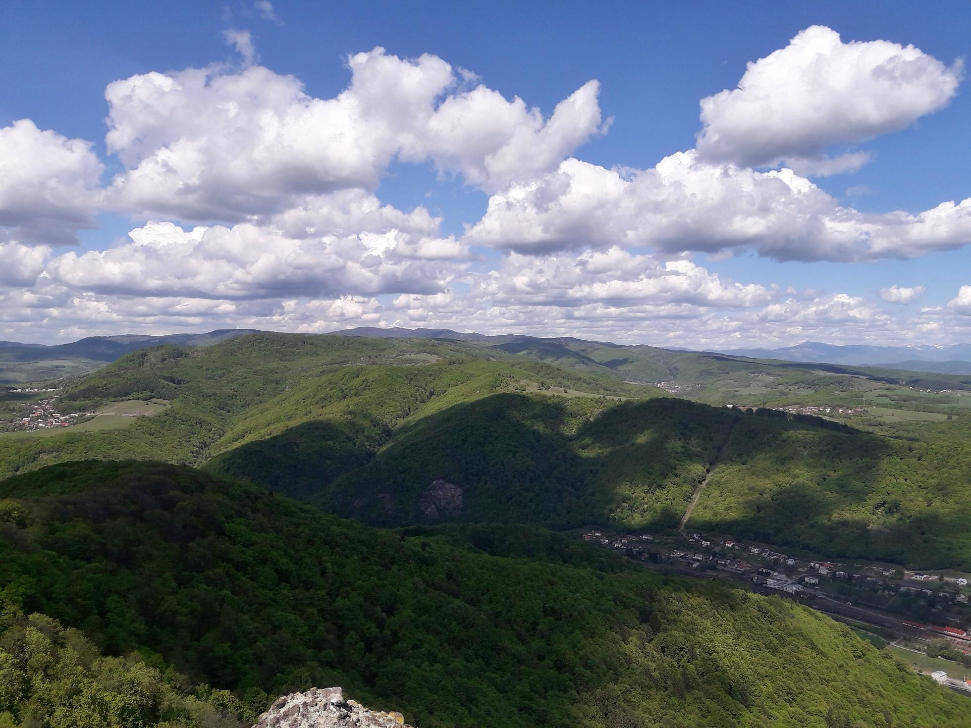 Výhľady do údolia Hrona a na protiľahlé Kremnické vrchy