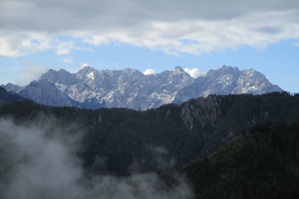 Ráno bolo vidno Kamnické Alpy, zľava Rinky, Skuta, Grintovec a Kočny