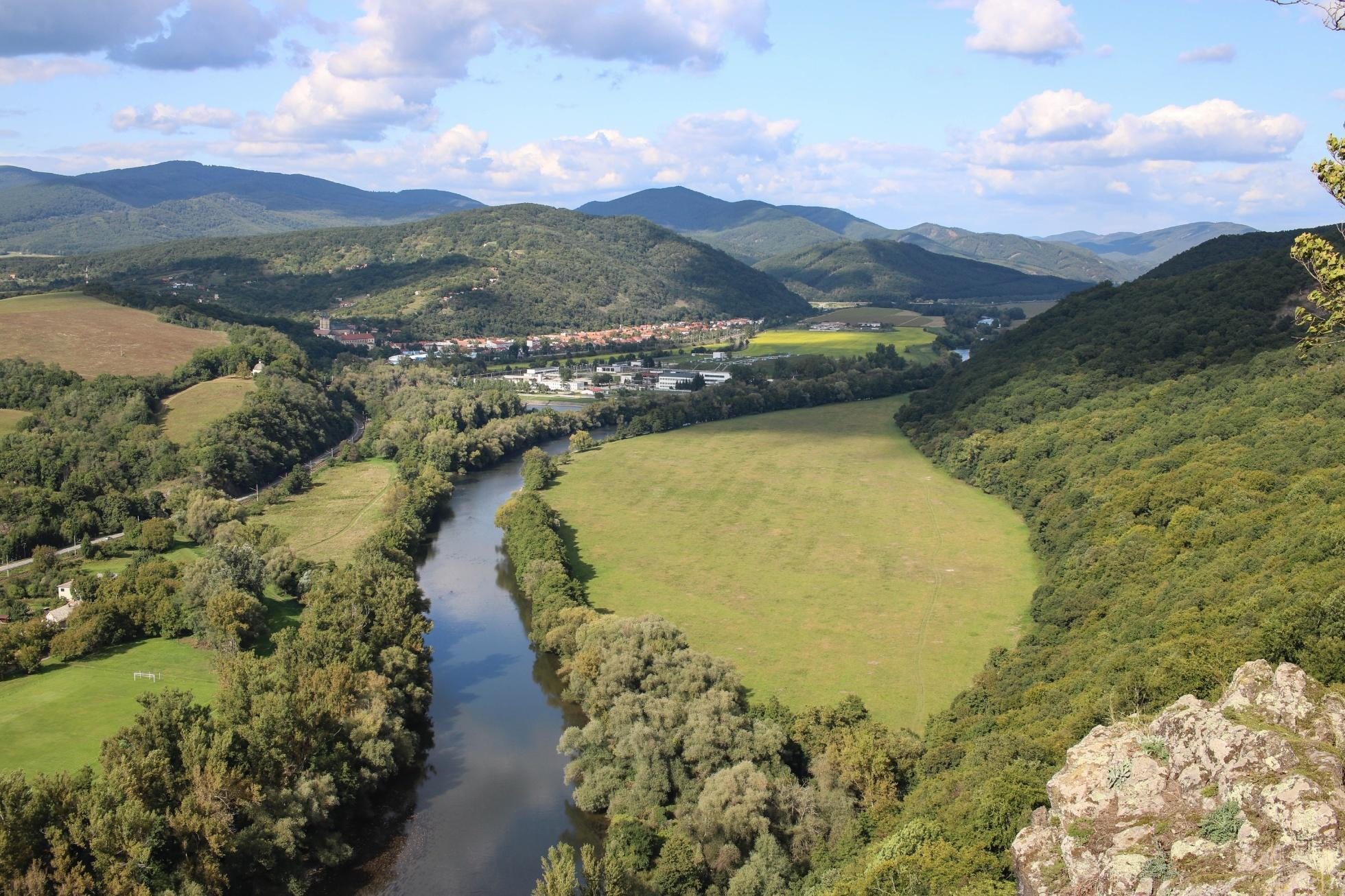 Pohľad zo skaly Krivín na oblasť Slovenskej brány