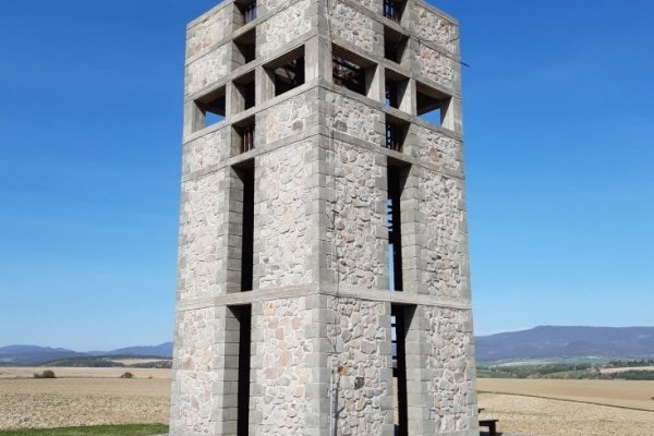 Rozhľadňa evokuje stredovekú vežu a otvory v tvare kríža stratené životy