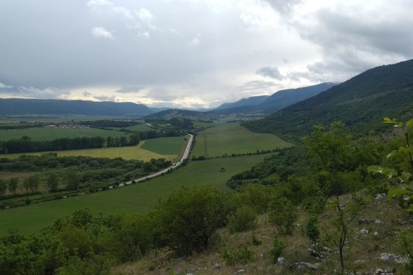 Pohľad z Turnianskeho hradu smer Soroška (na západ)