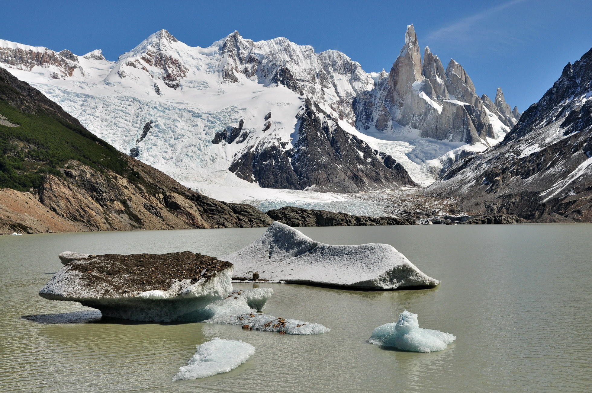 Ikonické Cerro Torre s ďalšími štítmi nad Lagunou Torre s kusmi ľadovca