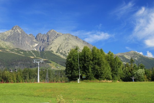 Prvý pohľad na Veľkú Svišťovku (vpravo) z Tatranskej Lomnice
