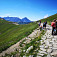 Pri vrcholovej stanici lanovky na Kasprov vrch, hrebeň v popredí v smere na Svinicu, za ním sprava Kriváň a skalná hradba Hrubej kopy