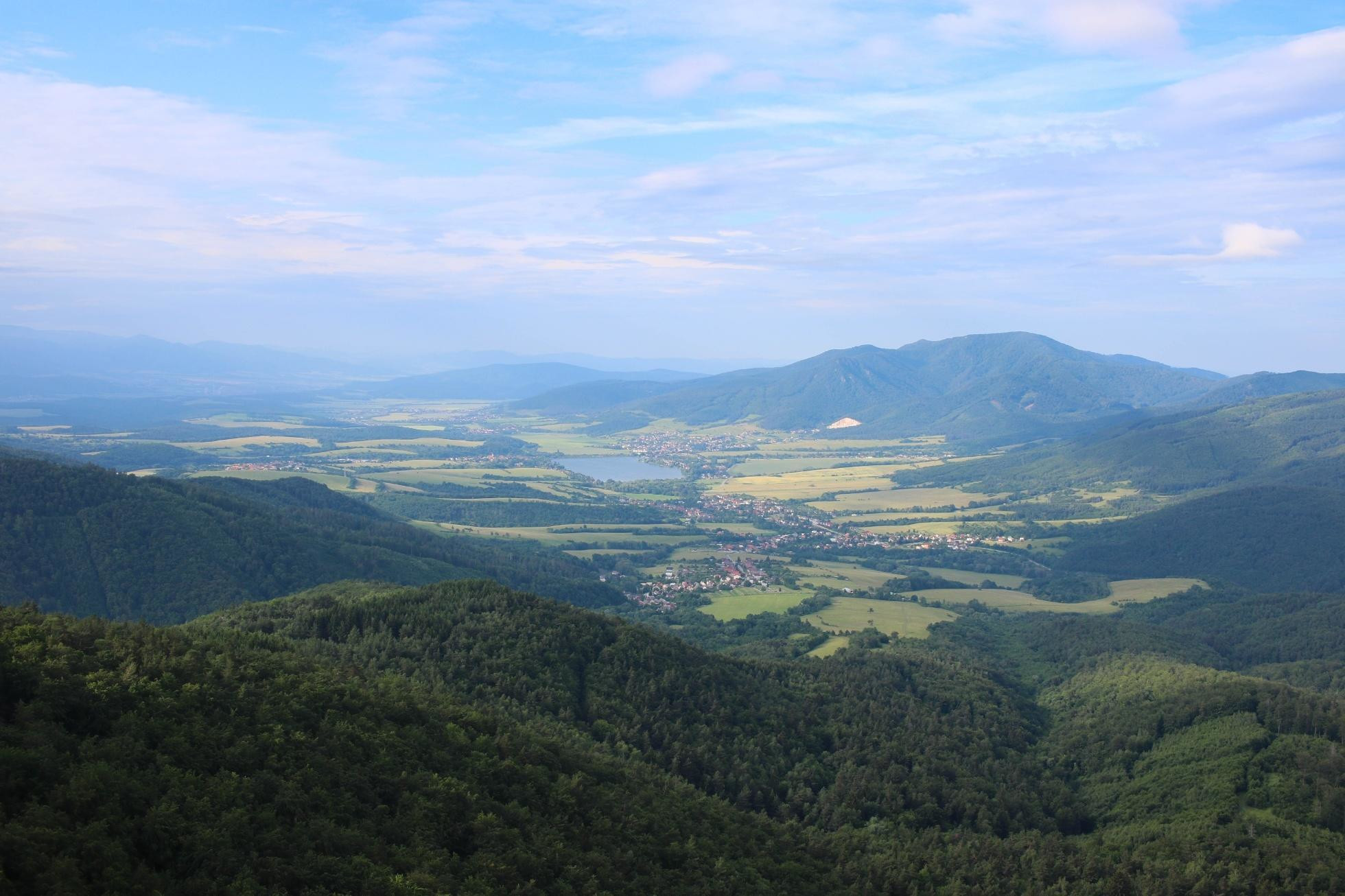 Výhľad z Temešskej skaly na údolie riečky Nitrica, vpravo vrch Rokoš, uprostred vodná nádrž Nitrianske Rudno