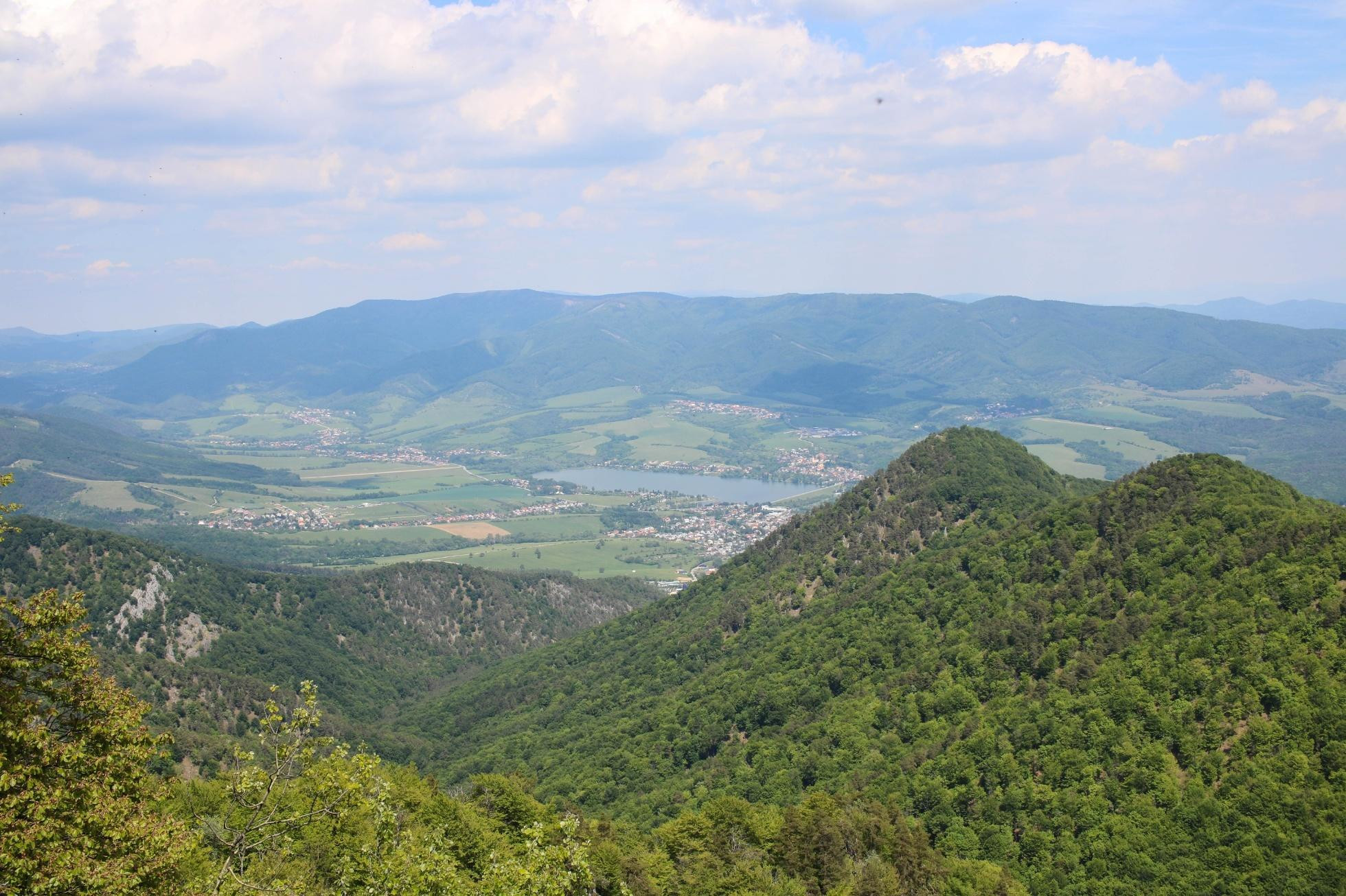 Výhľad z Rokoša na vodnú nádrž Nitrianske Rudno, okolité obce a hrebeň Magury v pozadí