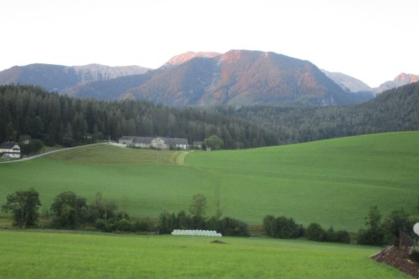 Ráno vo Vorderstoderi, na kopci vpravo v lese vidno Zeller Hütte
